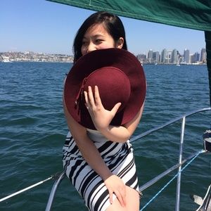 Maroon floppy wide-brimmed hat